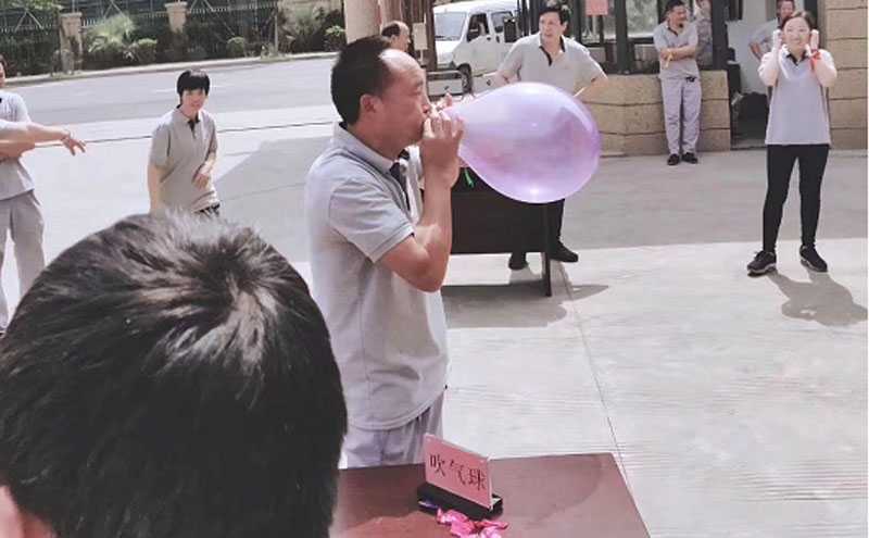 京峰塑业举办←趣味吹气球大赛